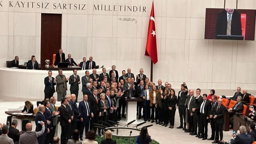 CHP’li milletvekilleri kürsüyü işgal etti