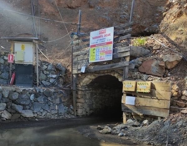 2 işçi toprak altında – 2 işçi toprak altında –