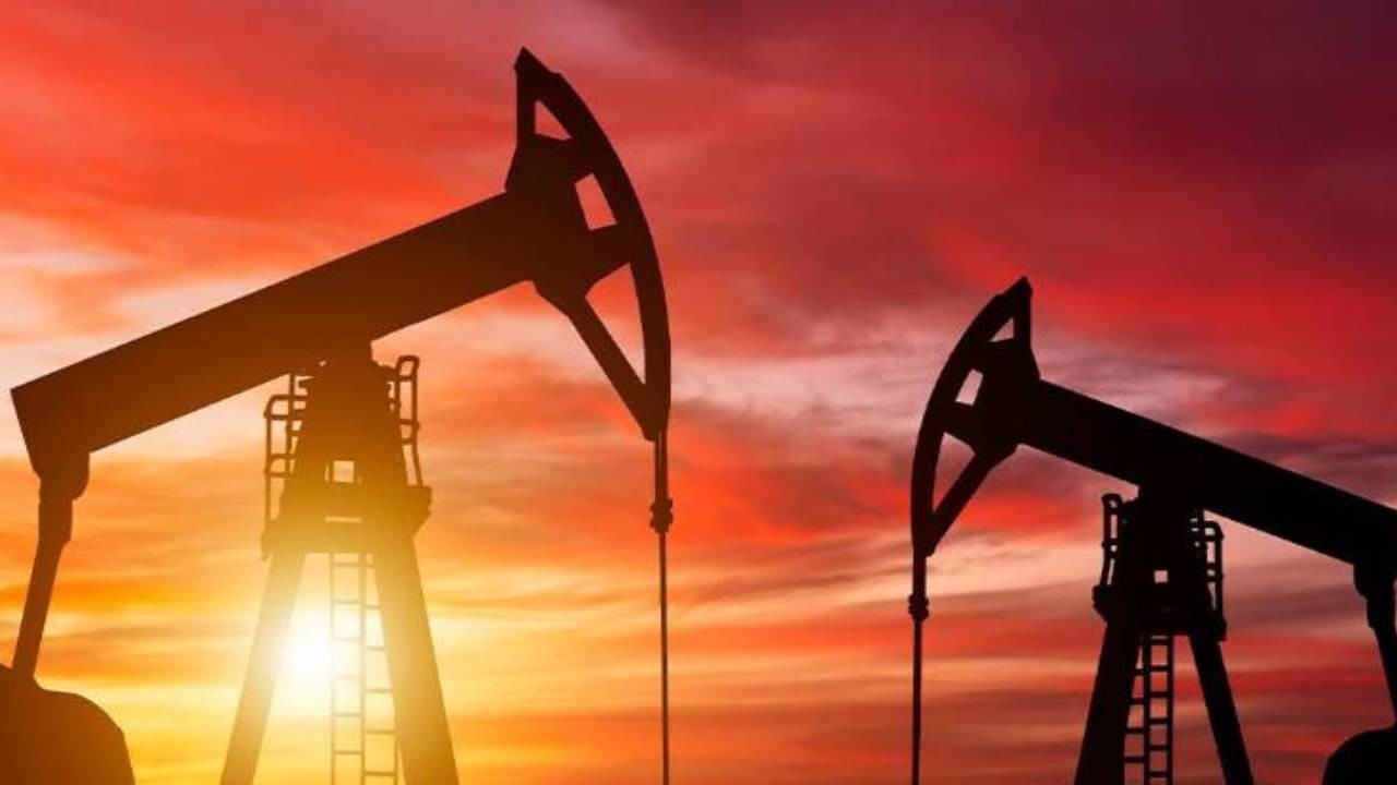 Petrol fiyatları arz artışı endişeleriyle düşüşte Petrol fiyatları arz artışı endişeleriyle düşüşte