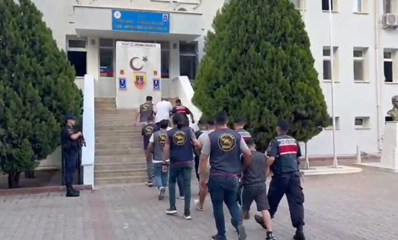 Adana'da FETÖ bahanesiyle 1,3 milyon lira dolandıran 5 kişi yakalandı Adana'da FETÖ bahanesiyle 1,3 milyon lira dolandıran 5 kişi yakalandı