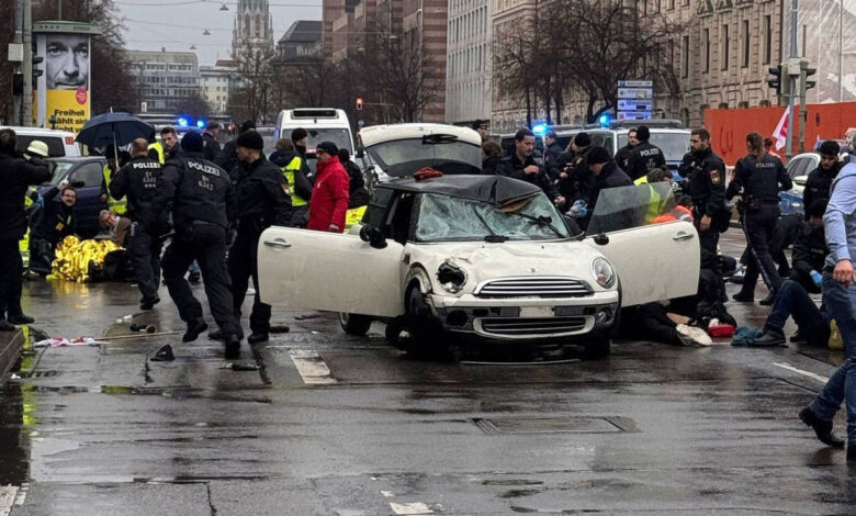 Almanya Berlin'de araç kalabalığa daldı: Yaralılar var