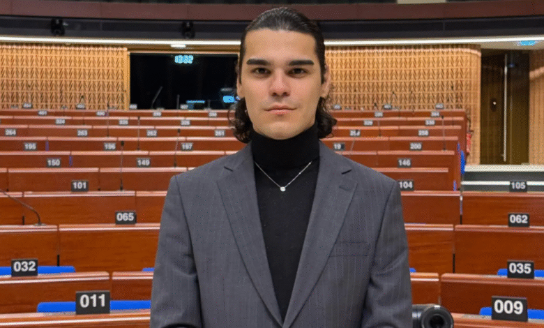 Avrupa Konseyi’ndeki konuşmasının ardından tutuklanan aktivist Enes Hocaoğulları tahliye edildi Avrupa Konseyi’ndeki konuşmasının ardından tutuklanan aktivist Enes Hocaoğulları tahliye edildi