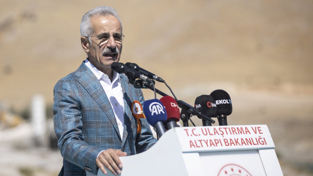 Bakan Uraloğlu duyurdu: TÜRASAŞ ilk yerli 6 akslı elektrikli lokomotifi üretecek Bakan Uraloğlu duyurdu: TÜRASAŞ ilk yerli 6 akslı elektrikli lokomotifi üretecek