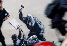 Banksy’den Kraliyet Adalet Mahkemesi’ne sert mesaj! Resim sansürlendi