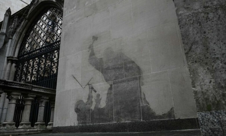 Gizemli sokak sanatçısı Banksy’nin ‘eylemci’ eseri yok edildi