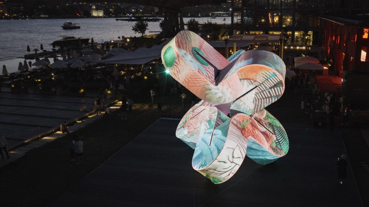 Güvenç Özel’in ‘Neuroflux’ı Contemporary Istanbul’a damgasını vurdu Güvenç Özel’in ‘Neuroflux’ı Contemporary Istanbul’a damgasını vurdu