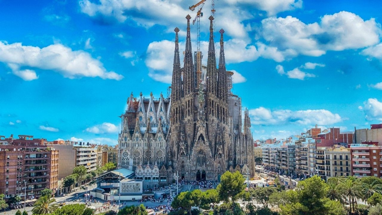 İspanya’da yangın protestoları: Aktivistler Sagrada Familia’ya boya fırlattı İspanya’da yangın protestoları: Aktivistler Sagrada Familia’ya boya fırlattı