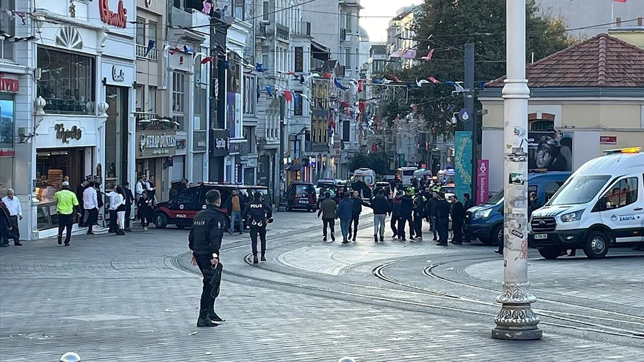 İstiklal Caddesi’nde İranlı şahıs intihar girişiminde bulundu İstiklal Caddesi’nde İranlı şahıs intihar girişiminde bulundu
