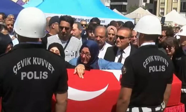 İzmir şehitleri son yolculuğuna uğurlanıyor İzmir şehitleri son yolculuğuna uğurlanıyor