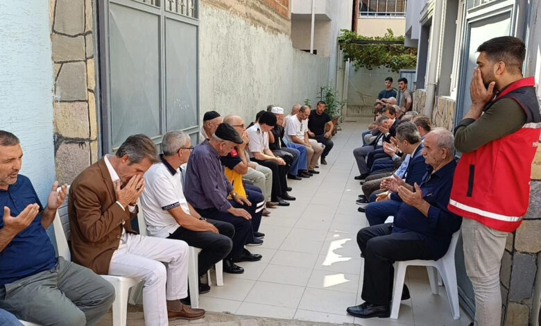 İzmir’de şehit düşen Emniyet Müdürü Muhsin Aydemir'in Bursa’daki babaevine bayrak asıldı İzmir’de şehit düşen Emniyet Müdürü Muhsin Aydemir'in Bursa’daki babaevine bayrak asıldı