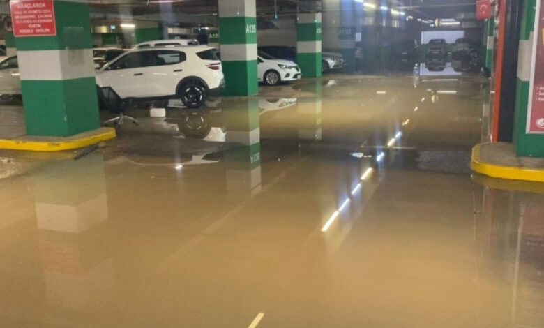 Kadıköy’deki AVM’nin otoparkını su bastı! Araçları zor kurtardılar