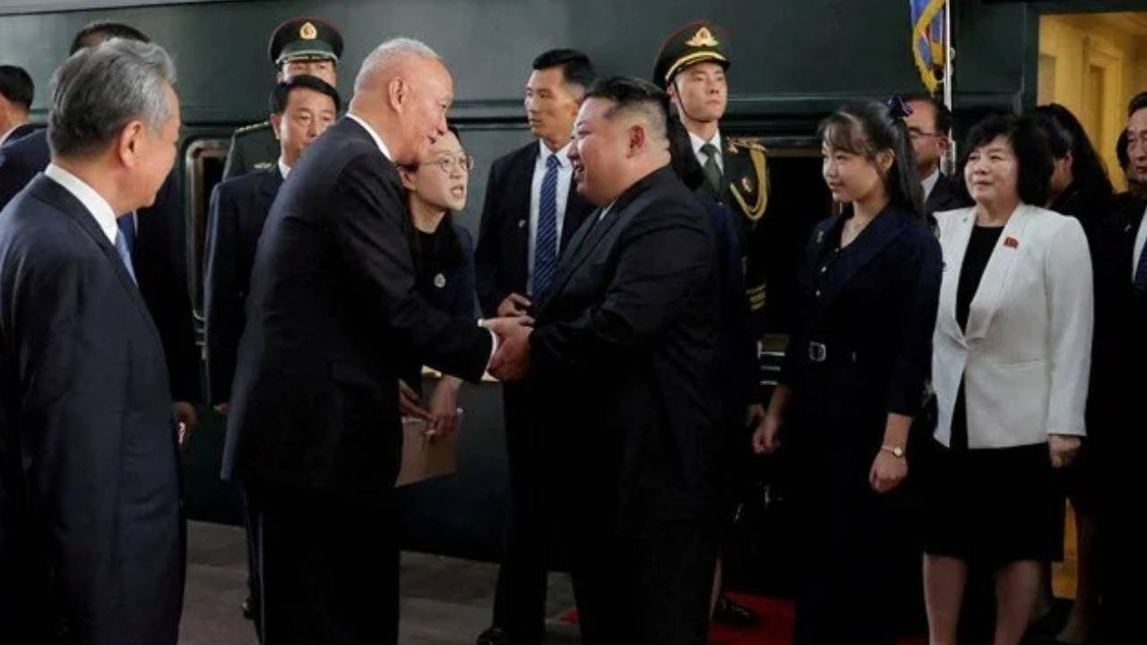 Kim Jong Un’un 12 yaşındaki kızı Pekin’de: Babasına eşlik ettiği ilk yurt dışı ziyareti Kim Jong Un’un 12 yaşındaki kızı Pekin’de: Babasına eşlik ettiği ilk yurt dışı ziyareti