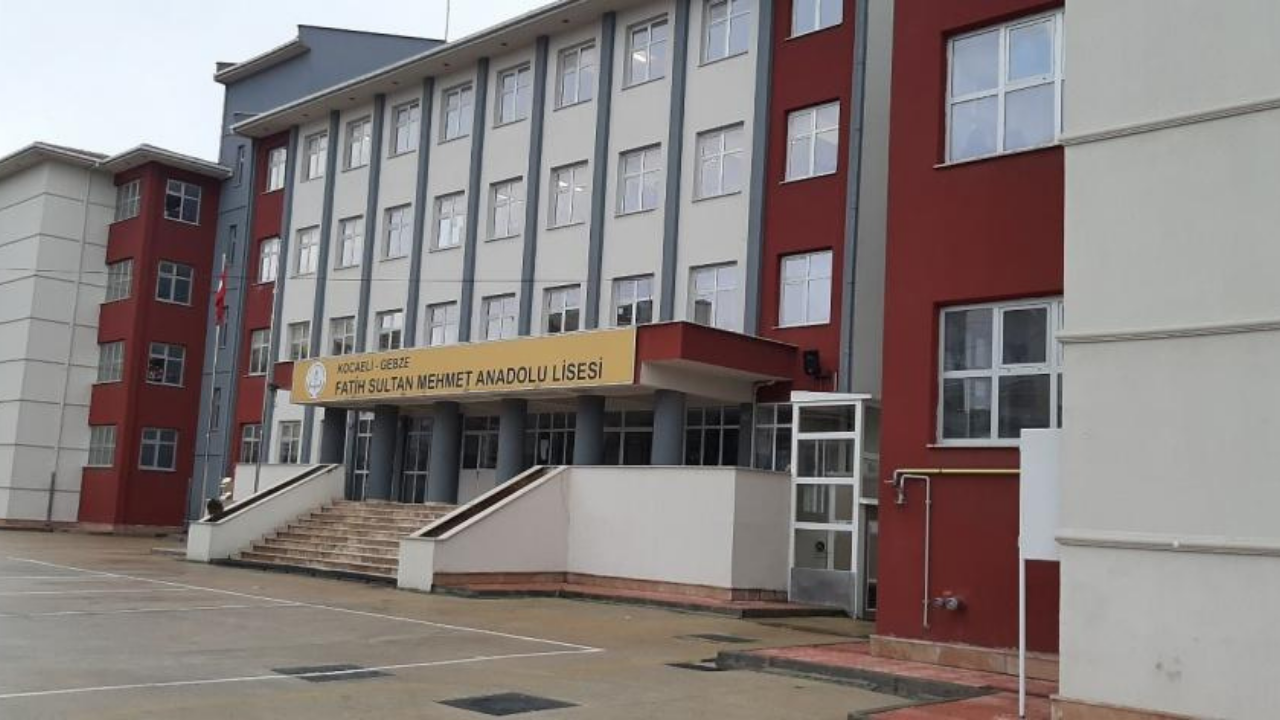 Kocaeli'deki bir lisede öğretmenin ameliyat parasını öğrencilerden zorla topladığı iddia edildi Kocaeli'deki bir lisede öğretmenin ameliyat parasını öğrencilerden zorla topladığı iddia edildi