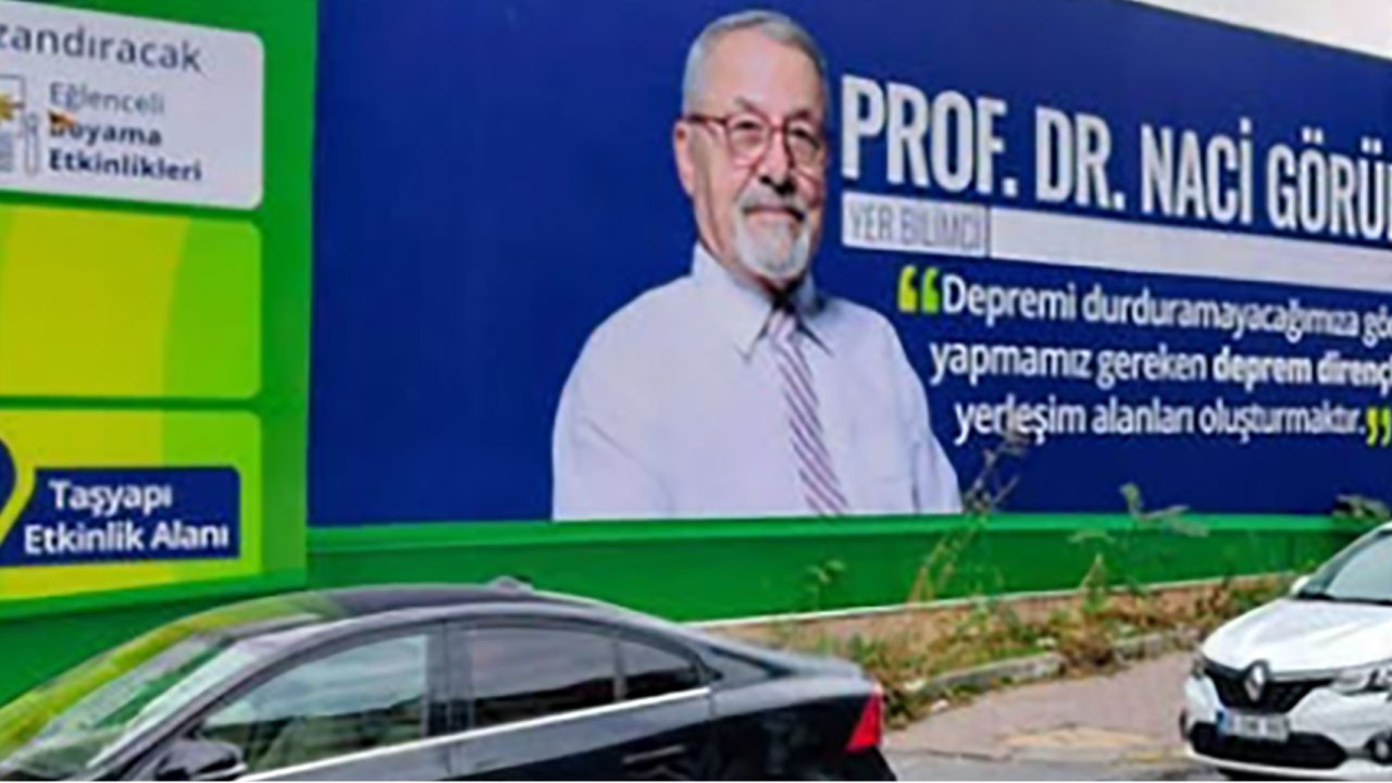 Naci Görür reklam yüzü oldu! Panonun durduğu yer tepki çekti Naci Görür reklam yüzü oldu! Panonun durduğu yer tepki çekti