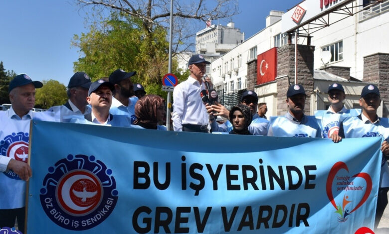 Öz Büro İş Sendikası'nın grev kararı 'milli güvenlik' nedeniyle ertelendi Öz Büro İş Sendikası'nın grev kararı 'milli güvenlik' nedeniyle ertelendi