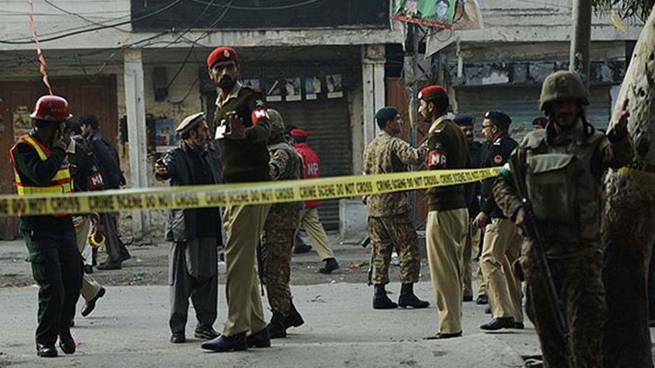 Pakistan’da anma törenine bombalı saldırı: 6 ölü, 29 yaralı Pakistan’da anma törenine bombalı saldırı: 6 ölü, 29 yaralı