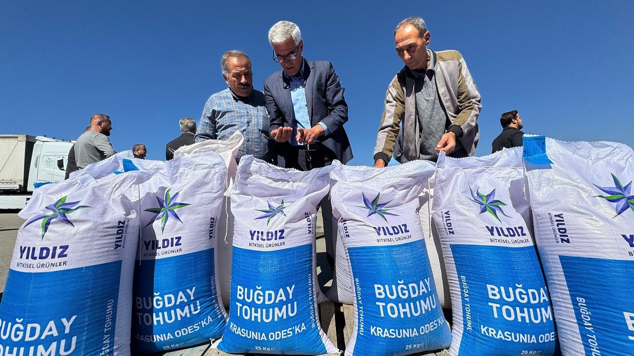 Van’da çiftçilere destek: 3 yılda 11 bin 300 ton sertifikalı tohum dağıtıldı Van’da çiftçilere destek: 3 yılda 11 bin 300 ton sertifikalı tohum dağıtıldı
