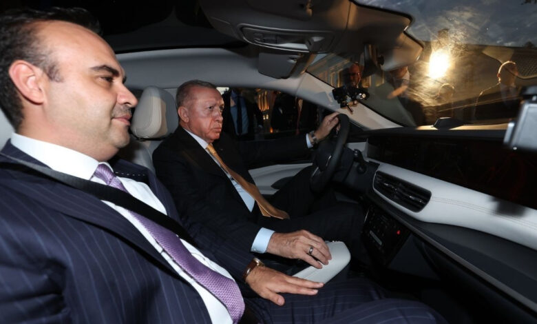 Yeni TOGG TF10 Cumhurbaşkanı Erdoğan’a teslim edildi! İlk deneme sürüşü yapıldı