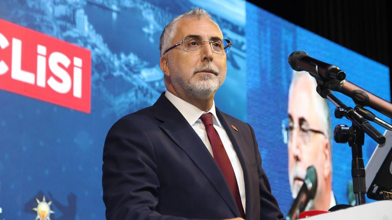 Bakan Işıkhan: İzmir'in dağlarında çiçekler değil, çöp yığınları büyüyor Bakan Işıkhan: İzmir'in dağlarında çiçekler değil, çöp yığınları büyüyor
