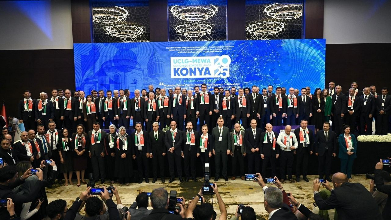 Bakan Kurum İsrail’in saldırısına Konya’dan tepki verdi: “Gazze Konya’dır, Gazze Türkiye’dir” Bakan Kurum İsrail’in saldırısına Konya’dan tepki verdi: “Gazze Konya’dır, Gazze Türkiye’dir”