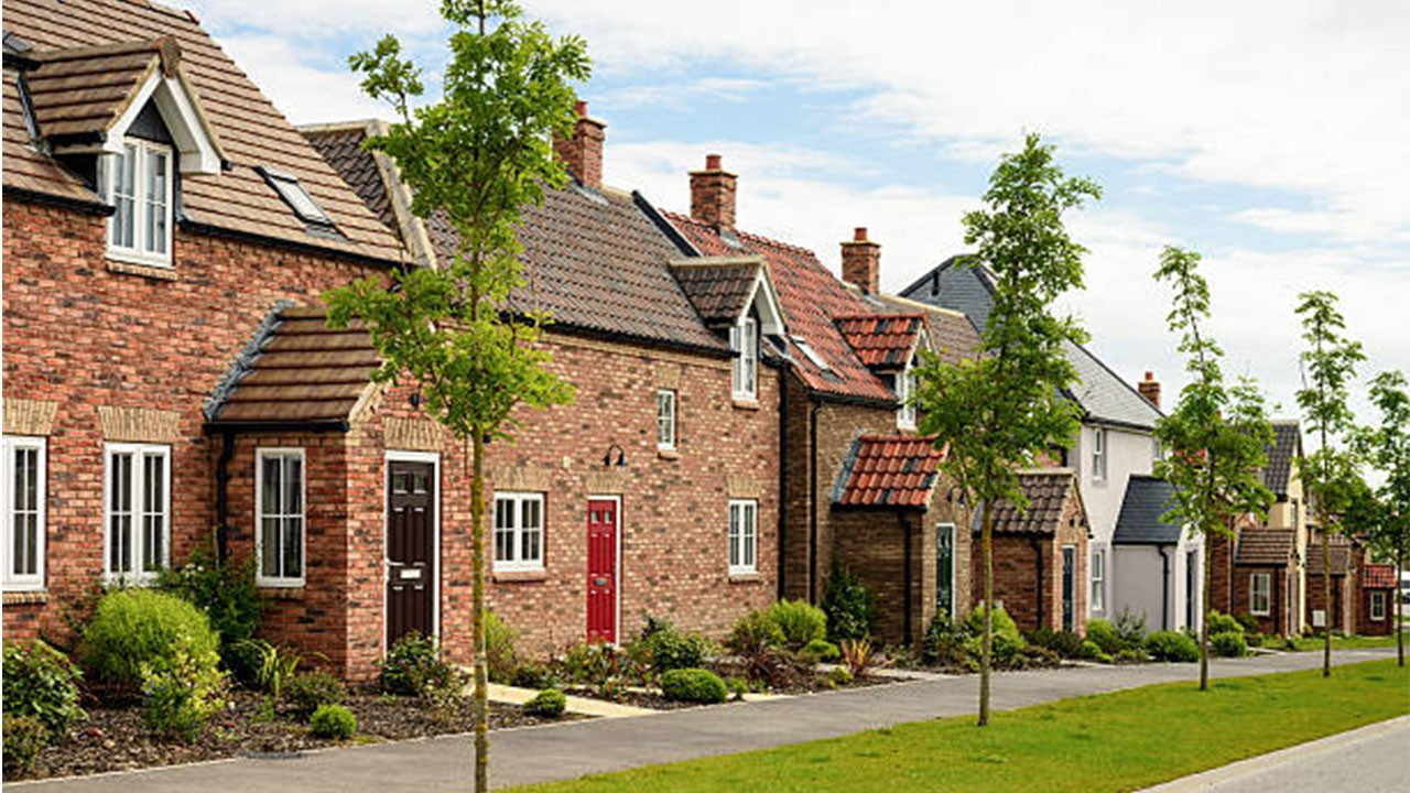 İngiltere’de konut fiyatları beklentilerin üzerinde arttı