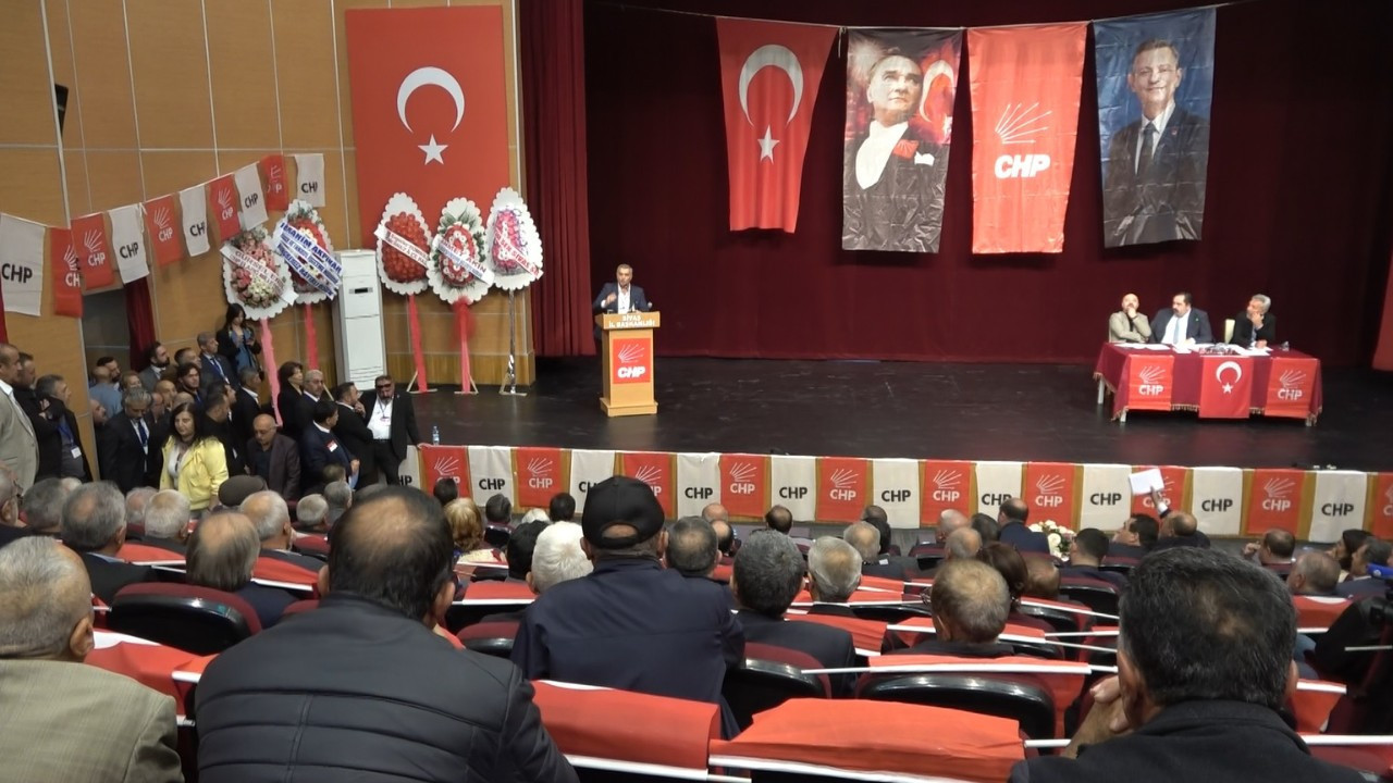 Sivas'ta CHP kongresinde gerginlik Sivas'ta CHP kongresinde gerginlik