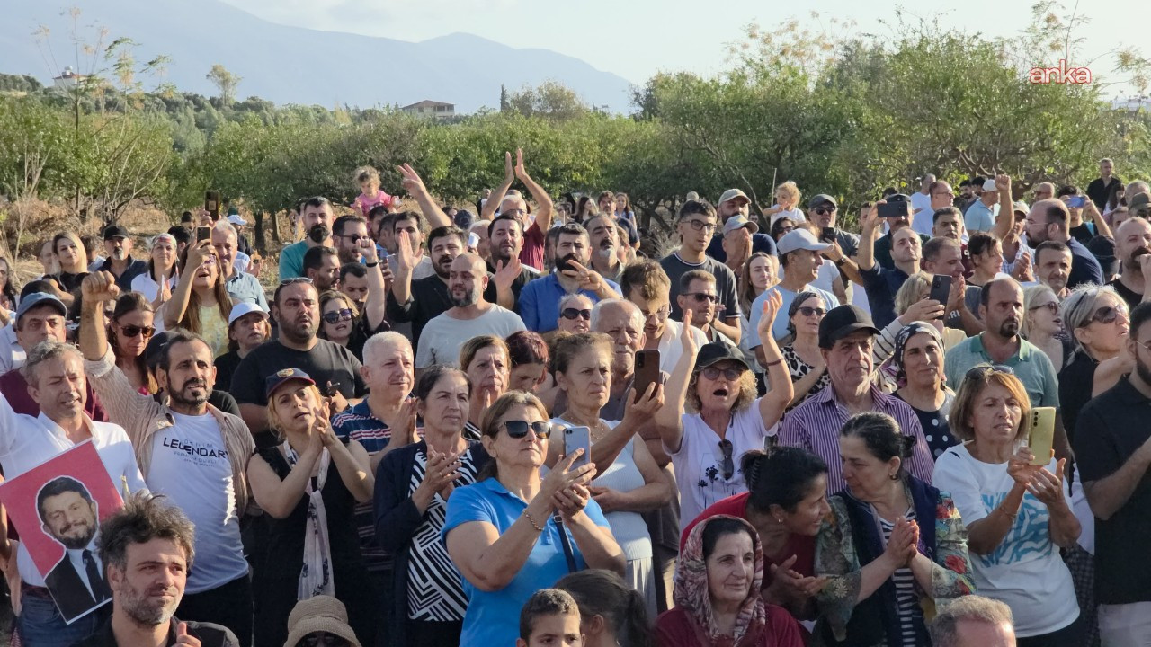 TOKİ için kamulaştırılan Hatay Samandağ'da 'Toprağıma Dokunma' eylemi TOKİ için kamulaştırılan Hatay Samandağ'da 'Toprağıma Dokunma' eylemi